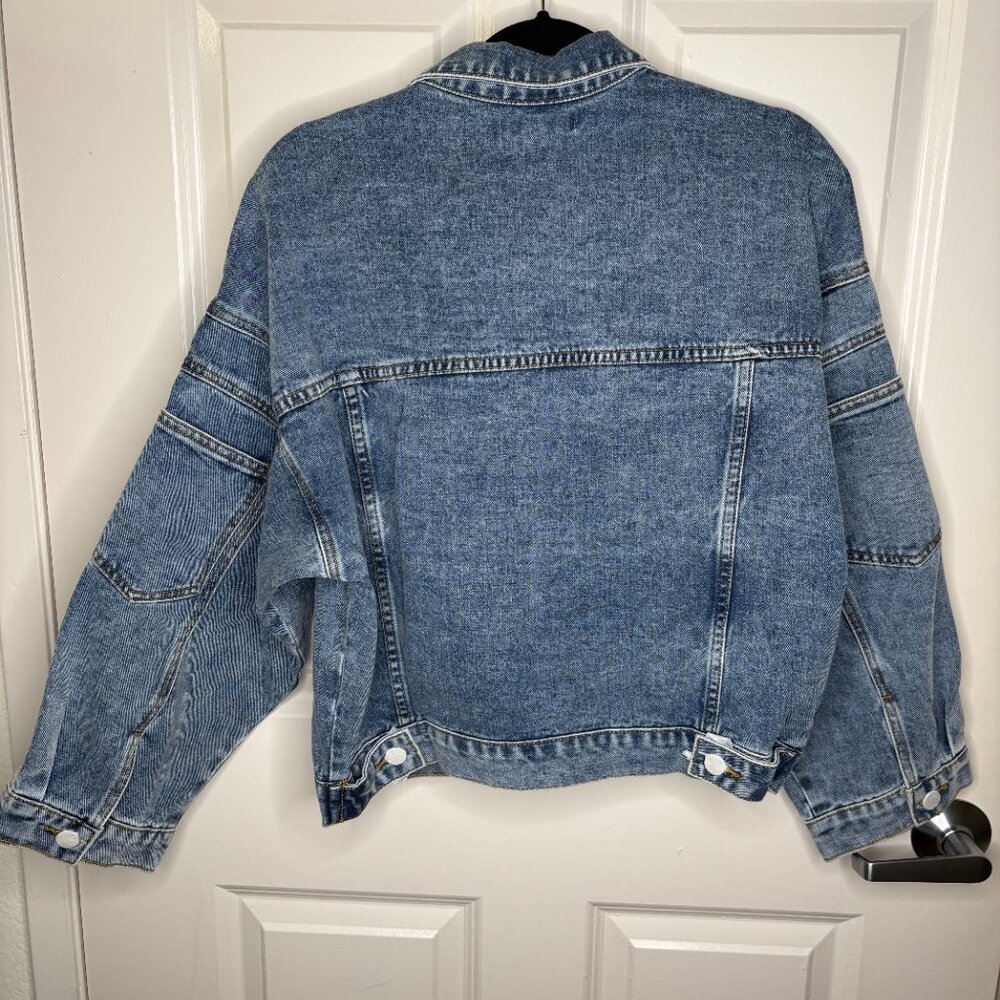 90s Style Light Wash Button-Up Denim Jacket - Picture 3 of 5